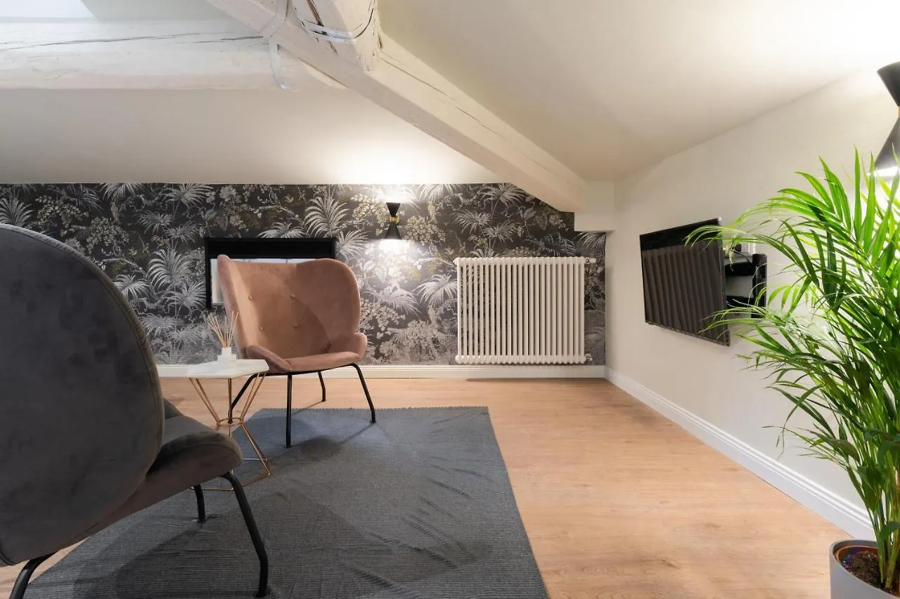 Living Walls Florence Apartments